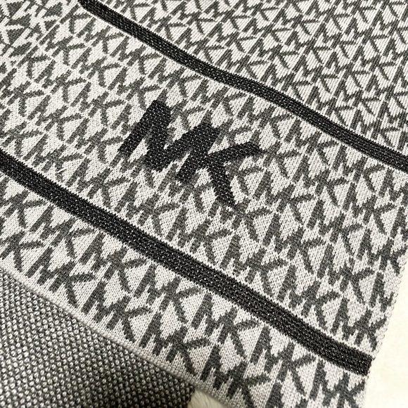 New MICHAEL KORS MK Logo Cuffed Beanie Hat & Scarf Set - Picture 4 of 12